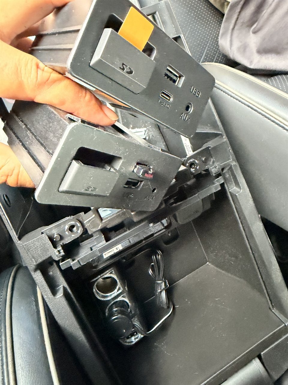 アテンザの交換前後のUSBユニットを並べた作業写真